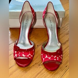 Marc Fisher "Synna" Red & White Printed Fabric & Red Patent Leather sz 9 M